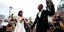 To ζευγάρι των νεόνυμφων βρέθηκε από τη γαμήλια τελετή στη διαδήλωσ