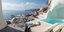 Μια πισίνα δεσπόζει στη βεράντα με θέα στο Αιγαίο στην Οία της Σαντορίνης 
