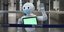 Ρομπότ με μάσκα χαιρετά στο Ελ. Βενιζέλος