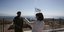 Η Πρόεδρος της Δημοκρατίας Αικατερίνη Σακελλαροπούλου στο Αγαθονήσι μπροστά από μια ελληνική σημαία