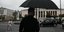 Ανδρας με μαύρα ρούχα και ομπρέλα στην Αθήνα
