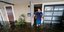 Ανδρας σε πλημμυρισμένο σπίτι στη Νέα Ορλεάνη