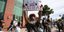 Διαδηλωτής με πλακάτ για την οργάνωση ΑΝΤΙΦΑ στις ΗΠΑ