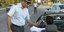 Οδηγός υποβάλλεται σε εξέταση αλκοτέστ από άνδρα της Τροχαίας