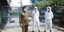 Αστυνομικοί στο Πακιστάν με στολές και μάσκες για τον κορωνοϊό