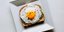 Τηγανητό αυγό σε φέτα ψωμί του τοστ