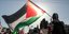 Διαδηλωτής με τη σημαία της Παλαιστίνης στο Σύνταγμα