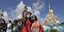 Πολίτες με μάσκα για τον κορωνοϊό βγάζουν σέλφι μπροστά στη Disneyland