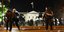 Αστυνομικοί φρουρούν τον Λευκό Οίκο κατά την διάρκεια διαδηλώσεων 