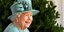 Η βασίλισσα Ελισάβετ με καπέλο χαμογελά