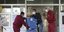 Επαγγελματίες υγείας με μάσκες έξω από νοσοκομείο της Βορείου Μακεδονίας