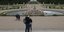 Επισκέπτες στους κήπους των Βερσαλιών στο Παρίσι, που άνοιξαν και πάλι μετά την καραντίνα για τον κορωνοϊό