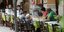 Εργασία: Μια οικογένεια τρώει σε εστιατόριο στο κέντρο της Αθήνας