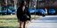γυναίκα με μαύρη ολόσωμη φόρμα στην εβδομάδα μόδας