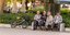 Αναδρομικά: Τέσσερις ηλικιωμένοι κάθονται σε παγκάκι στη Λάρισα