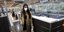 Γυναίκα στο αεροδρόμιο της Λευκωσίας με μάσκα προστασίας από τον κορωνοϊό