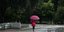 Βροχερός καιρός, γυναίκα με ομπρέλα στην Αθήνα