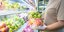 Γυναίκα σε σούπερ μάρκετ αγοράζει συσκευασμένα τρόφιμα