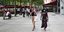 Γυναίκες σε πεζόδρομο στη Γαλλία με μάσκα για τον κορωνοϊό