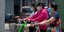 Γυναίκες κάνουν ποδήλατο φορώντας μάσκα για κορωνοϊό στην Κίνα