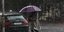Γυναίκα με ομπρέλα σε καταιγίδα