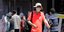 Κινέζος περπατά φορώντας μάσκα για τον κορωνοϊό