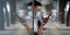 Κίνα άνδρας με μάσκα λόγω κορωνοϊού χαζεύει κινητό