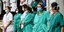Κορωνοϊός: φωτογραφία από γιατρούς και νοσηλευτές έξω από νοσοκομείο Μεταξά