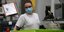 Εργαζόμενη στη Γαλλία φορά μάσκα λόγω κορωνοϊού