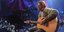 Ο Κερτ Κομπέιν με την κιθάρα του στη συναυλία των Nirvana MTV Unplugged 