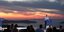 Ο Κυριάκος Μητσοτάκης με φόντο το ηλιοβασίλεμα της Σαντορίνης