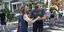 Ζευγάρι κάνει μαθήματα χωρού σε δρόμο της Νέας Υόρκης, φορώντας μάσκες προστασίας από τον κορωνοϊό