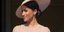 Η Μέγκαν Μαρκλ με μπεζ φόρεμα και μπεζ καπέλο