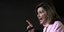 Η Νάνσι Πελόζι με ροζ σακάκι σε ομιλία της στις ΗΠΑ