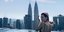 Η Νικολέττα Ράλλη σε πισίνα με μαγιό και φόντο ουρανοξύστες
