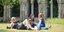 Πολίτες σε πάρκο της Βρετανίας μετά την μερική άρση του lockdown για τον κορωνοϊό