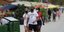 Αμερικανοί περπατούν σε δρόμο στην Φλόριντα φορώντας μάσκα για τον κορωνοϊό