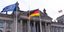Σημαίες της Γερμανίας και της ΕΕ έξω από το γερμανικό κοινοβούλιο