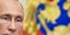 Ο Ρώσος Πρόεδρος Βλαντιμίρ Πούτιν με φόντο της σημαία της ρωσικής ομοσπονδίας