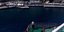 Πλοίο προσεγγίζει το λιμάνι της Θήρας στη Σαντορίνη