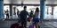 Ταξιδιώτες με βαλίτσες φτάνουν στο αεροδρόμιο