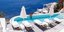 Κοινωνικός τουρισμός: Φωτογραφία από ξενοδοχείο της Σαντορίνης με πισίνα και θέα στο Αιγαίο