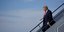 Ο Τραμπ κατεβαίνει σκάλα αεροπλάνου