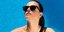 Τζίνα Αλιμόνου με μαύρα γυαλιά και μαύρο μαγιό 