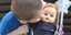 Αγόρι φιλάει κούκλα σε καρότσι