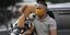 άνδρας με μάσκα σε μηχανάκι με αρκουδάκι στις Φιλιππίνες