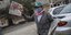 άνδρας με μάσκα στο Περού κρατά εφημερίδες