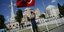 Ανδρας με τουρκική σημαία έξω από την Αγιά Σοφιά
