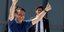 Ο Ζαϊχ Μπολσονάρου κάνει σήμα με τα χέρια στους ψηφοφόρους του