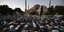 Δεκάδες μουσουλμάνοι προσεύχονται έξω από την Αγιά Σοφιά, μετά την απόφαση Ερντογάν να την μετατρέψει σε τζαμί